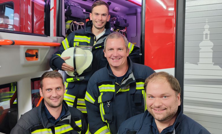 Vier Spätberufene bei der Feuerwehr Trostberg.jpg