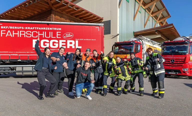 Frauen LKW Training am Biomassehof Achental in Grassau.jpg