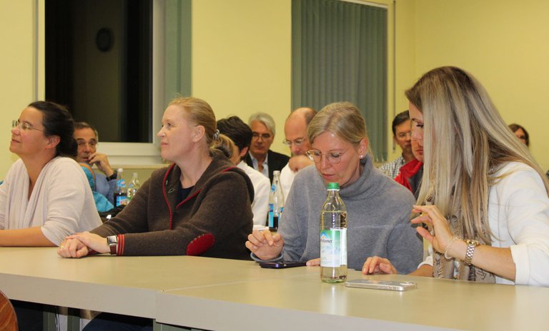 Rund 25 Ärztinnen und Ärzte folgten der EInladung des KFV Traunstein zum ersten Seminar zur Eignungsuntersuchung.JPG