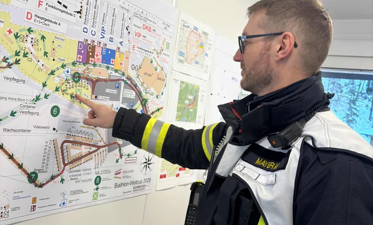 Ruhpoldings Kommandant in der Einsatzleitung.jpg