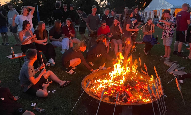 Grillen am Lagerfeuerwehr.jpg