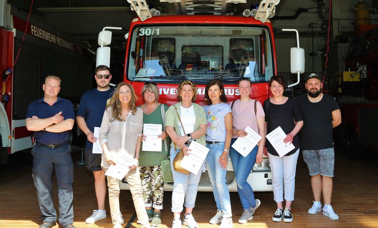 Gruppenbild Friseurinnung Feuerwehr Neumarkt.jpg