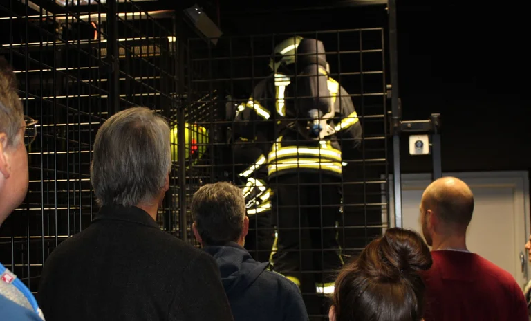 Interessiert verfolgten die Ärzte die beiden Feuerwehrleute in der Übungsstrecke.JPG