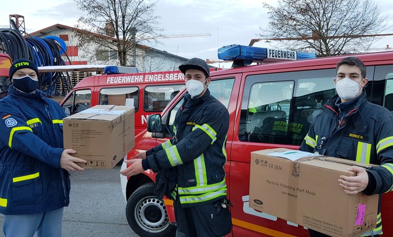 Übergabe Masken vom THW an die Feuerwehr Grassau.jpg