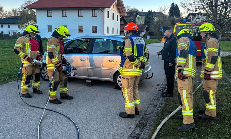 Auch mit viel Erfahrung beherrschen die Aktiven die Rettungsgeräte.jpg