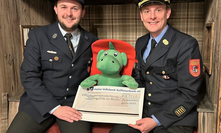 Spende Feuerwehr Marquartstein Simon Aigner und Christof Grundner.jpg