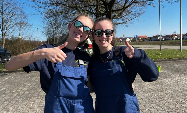Die Beiden haben offensichtlich Spaß bei der Feuerwehr.jpg