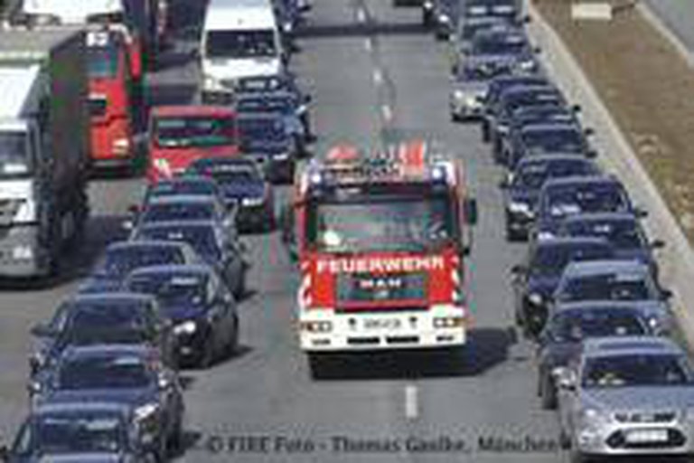 csm_____R__FIRE_Foto_-_Rettungsgasse_61689f9db4.jpg