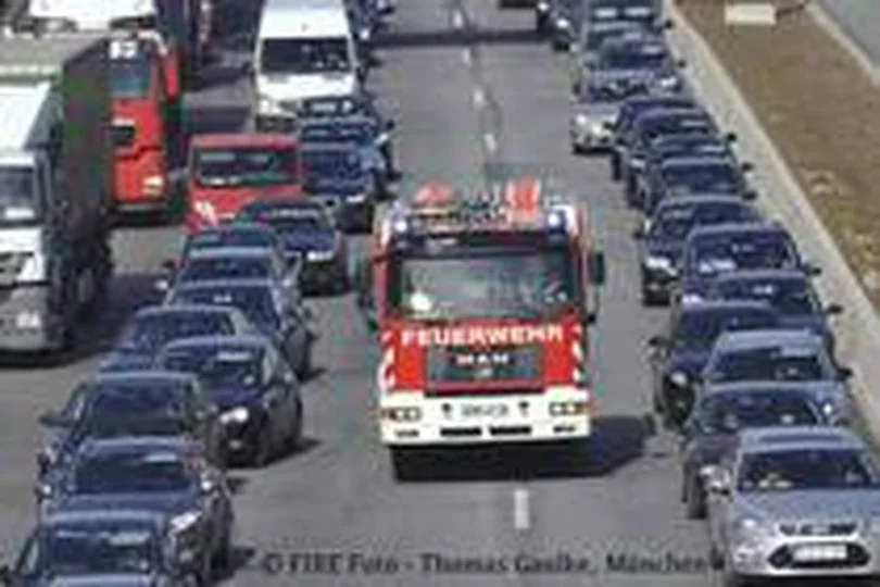 csm_____R__FIRE_Foto_-_Rettungsgasse_61689f9db4.jpg