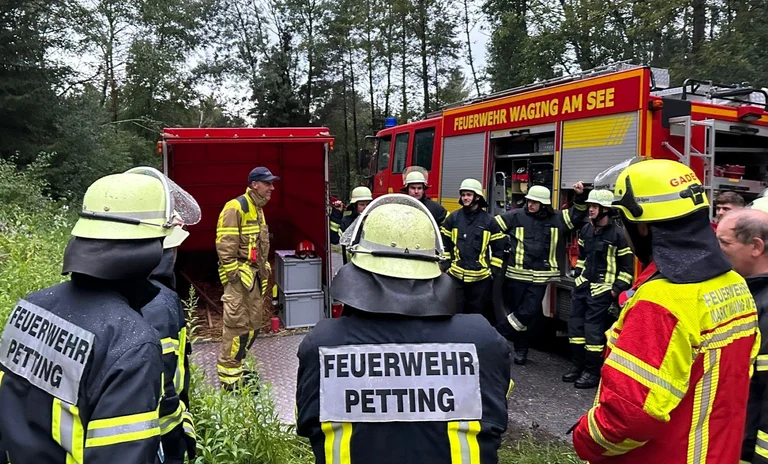 Einweisung durch den Waginger Kommandant an der Station Feuerschneise.JPG