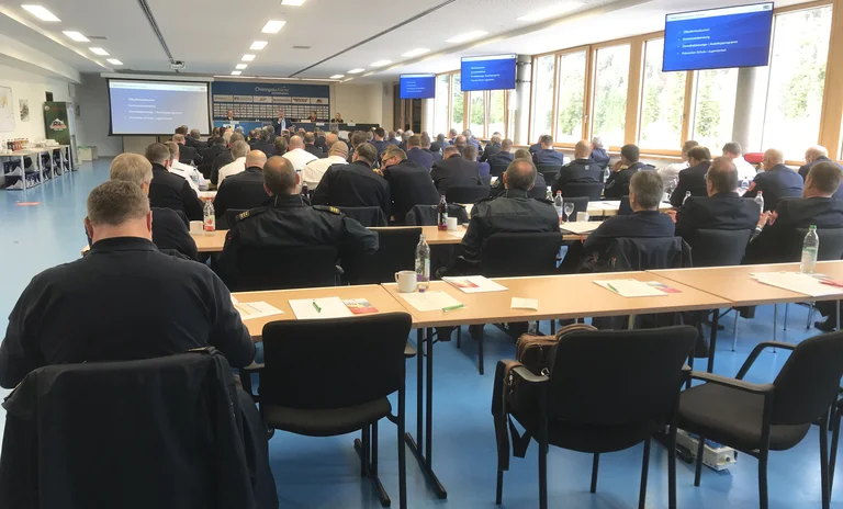 Herbstdienstversammlung der Regierung von Oberbayern in der Chiemgau Arena.JPG