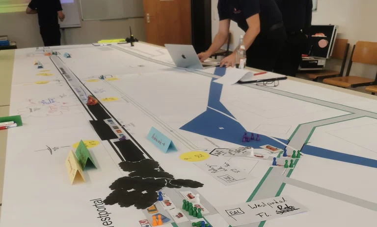 Pilotlehrgang - einfach aber effektiv - mit kleinen Spielfiguren und Zeichnungen wird die Lage dargestellt.jpg