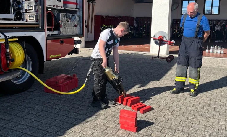 Die Gäste konnten die Technik der Feuerwehr auch in die Hand nehmen.jpg
