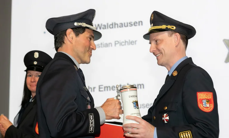 Ehrung Johann Kirchhofer Kirchanschöring langjähriger Schiedsrichter.jpg
