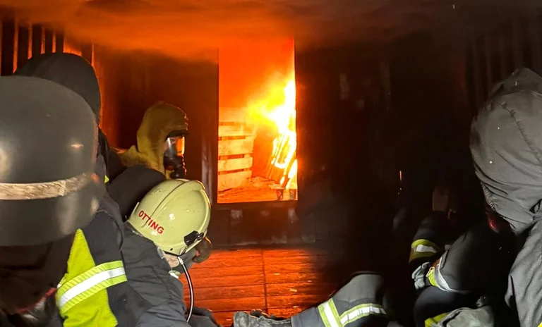 Wärmegewöhnung der Teilnehmer vor dem Brennraum.jpg