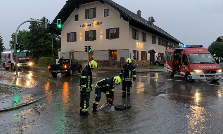 Erlstätt Überflutung Straße.JPG