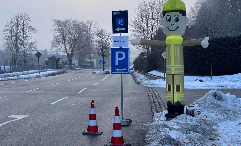 Dieses Winkemännchen unterstützte die Parkplatz suche in Siegsdorf.jpg