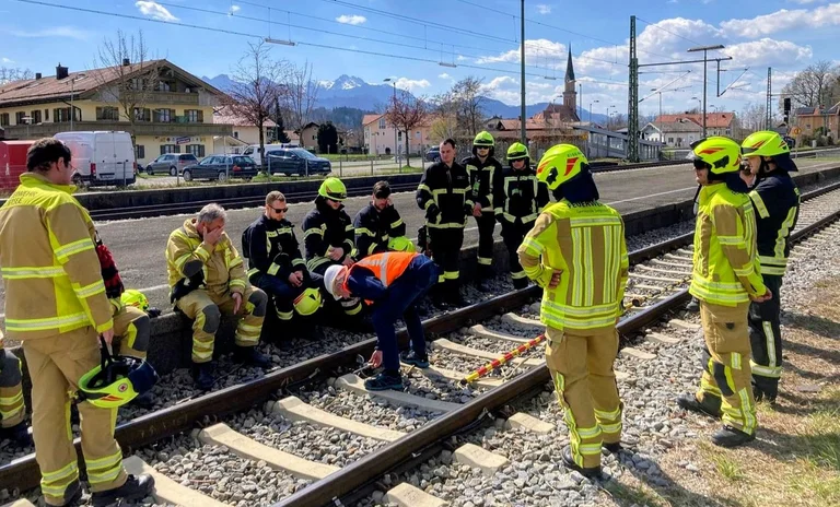 Ein DB Notfallmanager zeigt das Vorgehen der Erdung.jpg