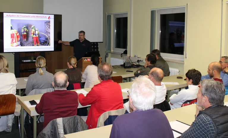 Kreisfeuerwehrarzt Wolfgang Krämer beim Theorie Input.JPG