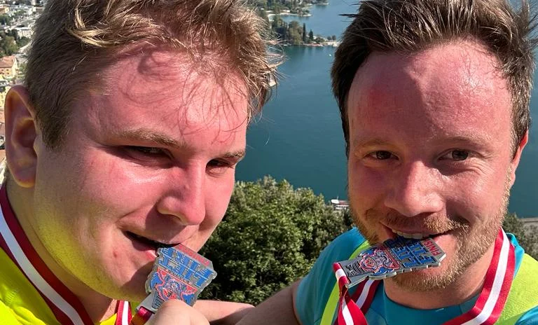 Erfolgreich am ZIel angekommen - Leo Thums und Daniel Drießlein von der Waginger Feuerwehr mit der Medaille.jpg