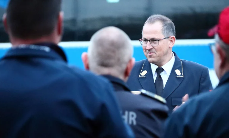Bild1_Johann Eitzenberger im Gespräch mit Feuerwehrdientsleistenden.jpg