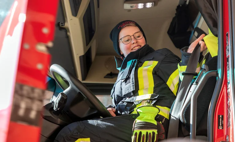 Feuerwehrfrauen hinter dem Steuer eines tonnenschweren LKWS.jpg