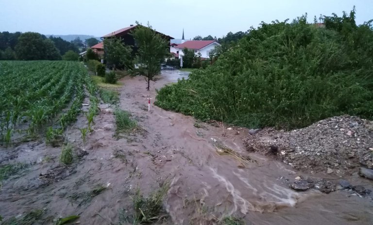 Taching Wassermassen Gefahr für Gebäude.jpg