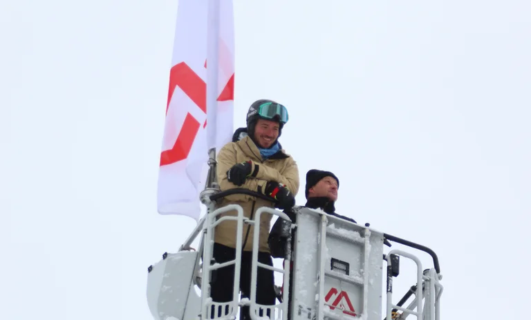 Neureuther auf der Drehleiter.JPG