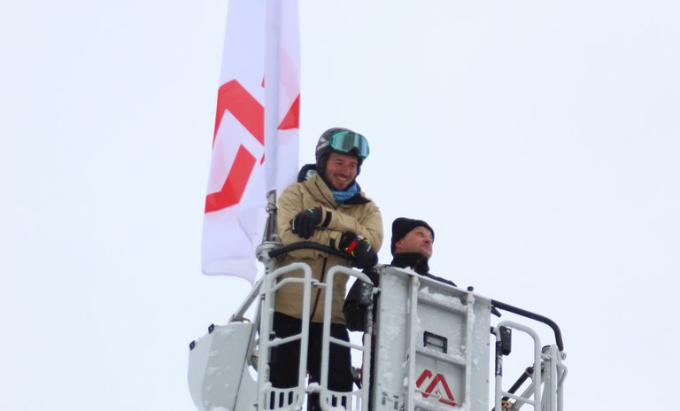 Neureuther auf der Drehleiter.JPG