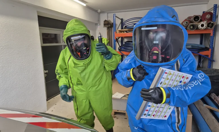 Ein vorgehener Messtrupp unter Chemikalienschutzanzügen.jpg