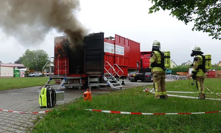 Foto 2 Feuer im Cotainer.JPG