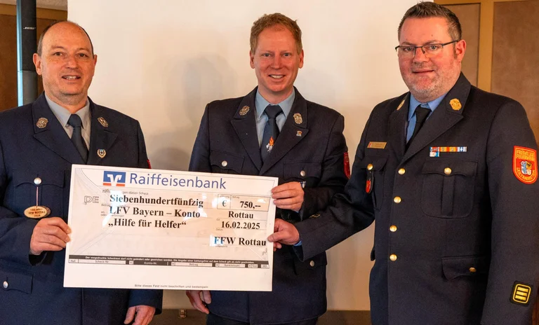 Spende Feuerwehr Rottau an Hilfe für Helfer.jpg