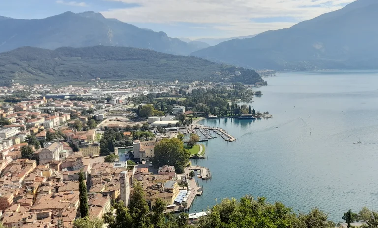 Beindruckende Entfernung vom Start am Hafen in Riva bis zur Bastione.jpg