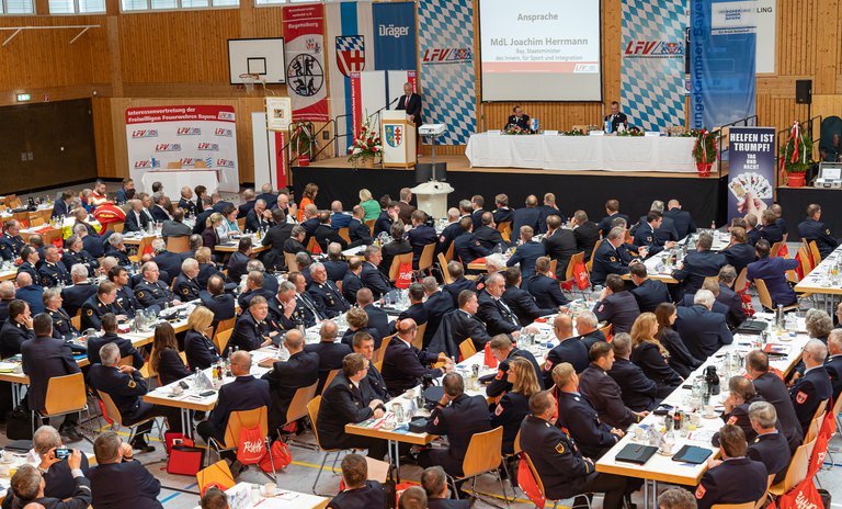 Bild 1 - Rund 400 Feuerwehrführungskräfte und Gäste waren bei der Landesverbandsversammlung.jpg