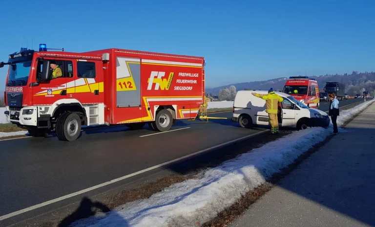 Feuerwehr befreit festgefahrenes Fahrzeug bei Siegsdorf.jpg