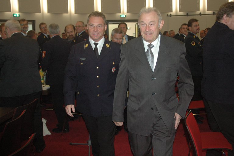 LFV Bayern Landesvorsitzender Alfons Weinzierl und Innenminsister Beckstein beim Einmarsch.jpg