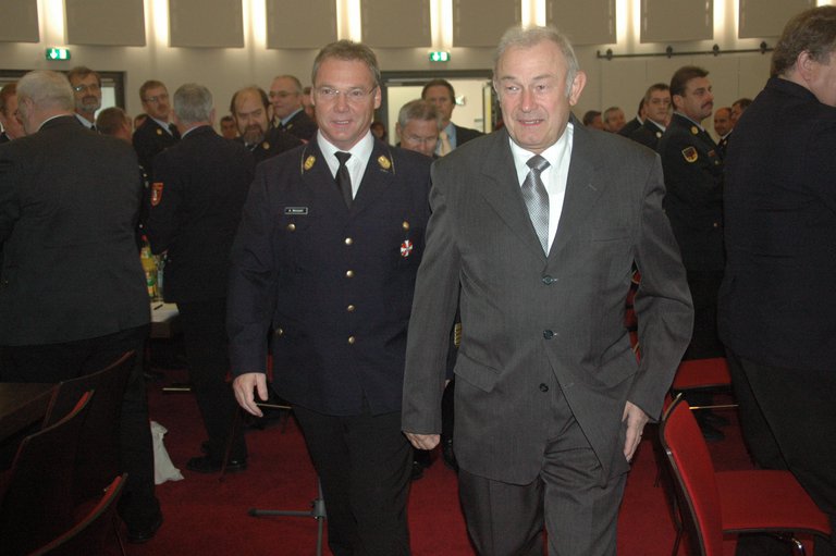 LFV Bayern Landesvorsitzender Alfons Weinzierl und Innenminsister Beckstein beim Einmarsch.jpg