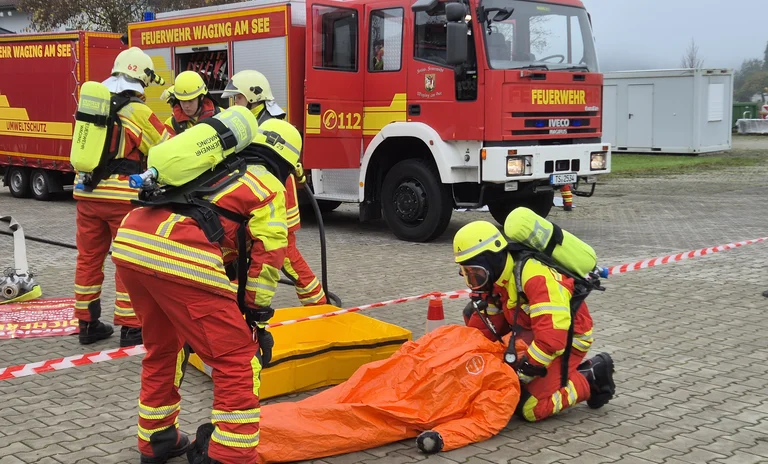 Personenrettung bei einer Gefahrgutübung in Waging.jpg