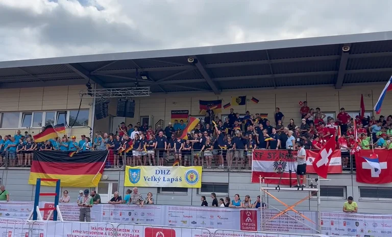 Die angereisten Fans aus Deutschland (hellblau Oberneukirchen, dunkelblau Dassendorf).png