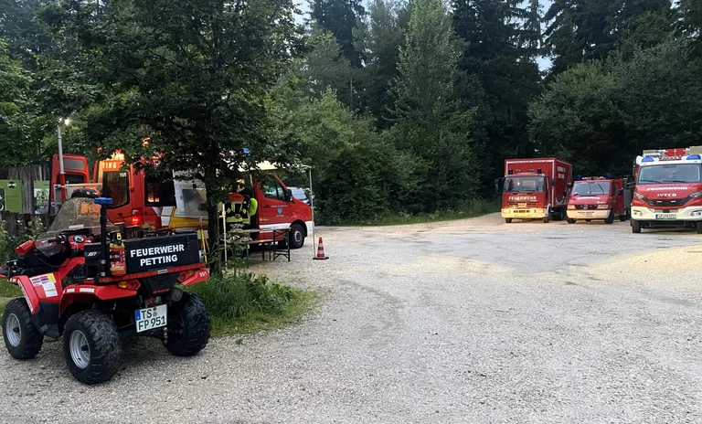 Dreh und Angelpunkt war der Parkplatz im Schönramer Filz.jpg