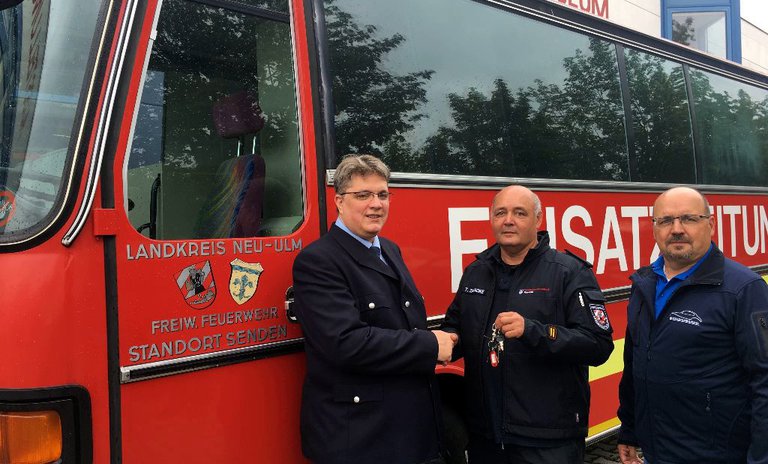 Thomas Zawadke (Leiter der UG ÖEL Neu-Ulm) übergibt den Fahrzeugschlüssel des ELW an Alexander Süsse (1. Vorstand) und Markus Zawadke.