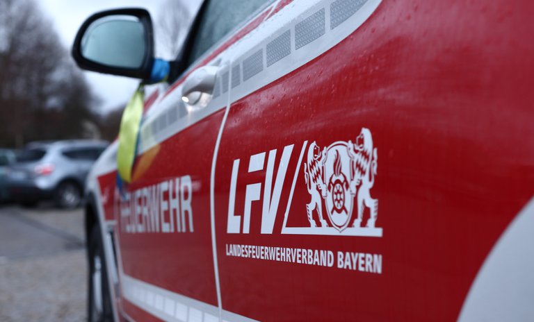 Bild 01 - Das Führungsfahrzeug des LFV Bayern trägt als Zeichen der Solidarität gelb-blaue Bänder.JPG