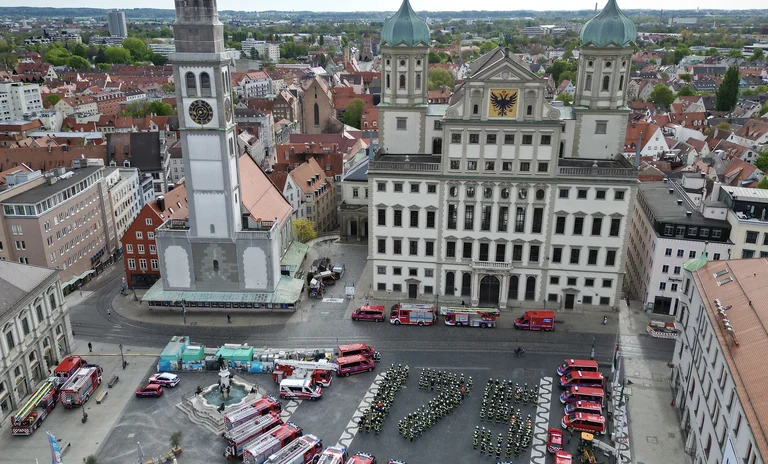 175 Vorm Rathaus von rechts.jpg