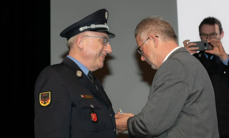 Ehrung Georg Fleischer Waging und Kreisbrandmeister.jpg