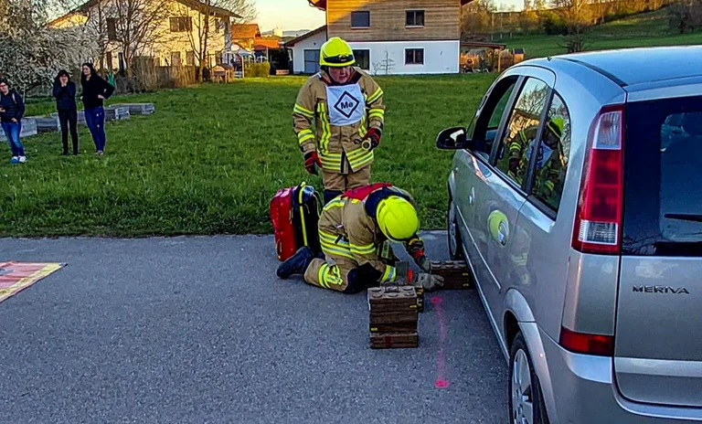Fahrzeugsicherung - kein Problem für die erfahrenen Feuerwehrleute.JPG