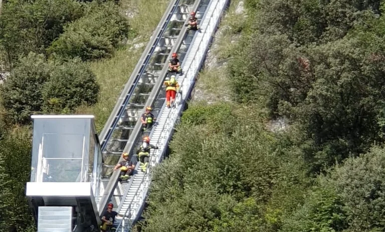 Ein Teil der beindruckenden Wettkampfstrecke über die Bahn zur Bastione.jpg