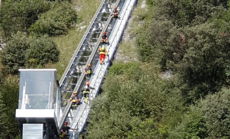 Ein Teil der beindruckenden Wettkampfstrecke über die Bahn zur Bastione.jpg