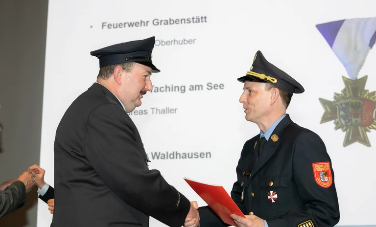 Ehrung Andreas Oberhuber Grabenstätt langjähriger Ausbilder.jpg