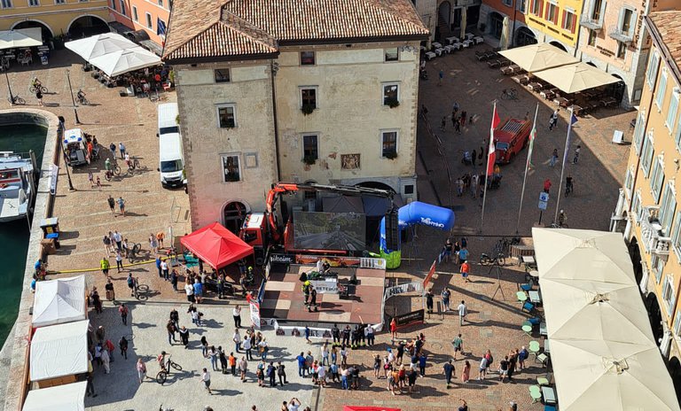 Blick auf die Bühne beim Startplatz vom histroschen Uhrturm in Riva.jpg