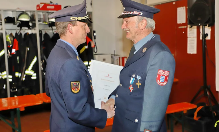 Grundner ernennt Haller zum Ehrenmitglied.JPG